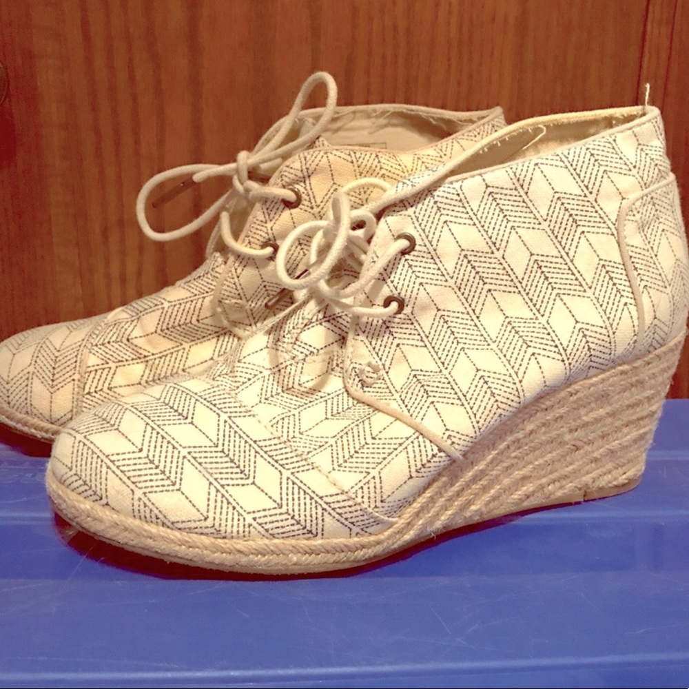 TOMS wedges size 9 EUC